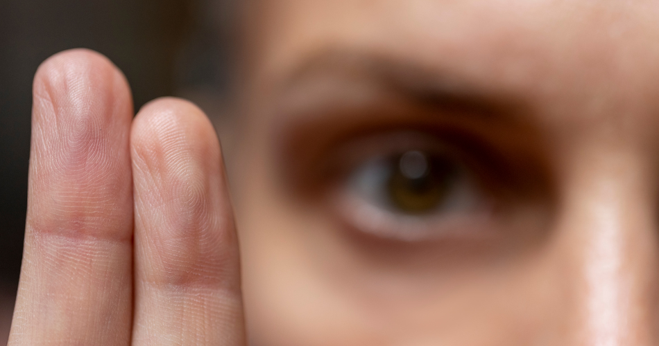 woman holding her fingers up conducting EMDR for Mental Health