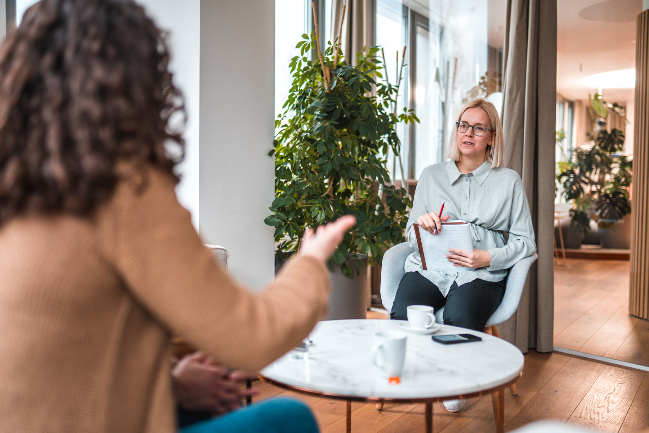 therapist explaining to her patient what are the 17 symptoms of ptsd